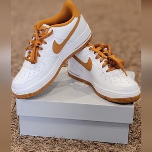 Nike Air Force 1, Boys Youth SZ 5 color: white/desert- NEW!